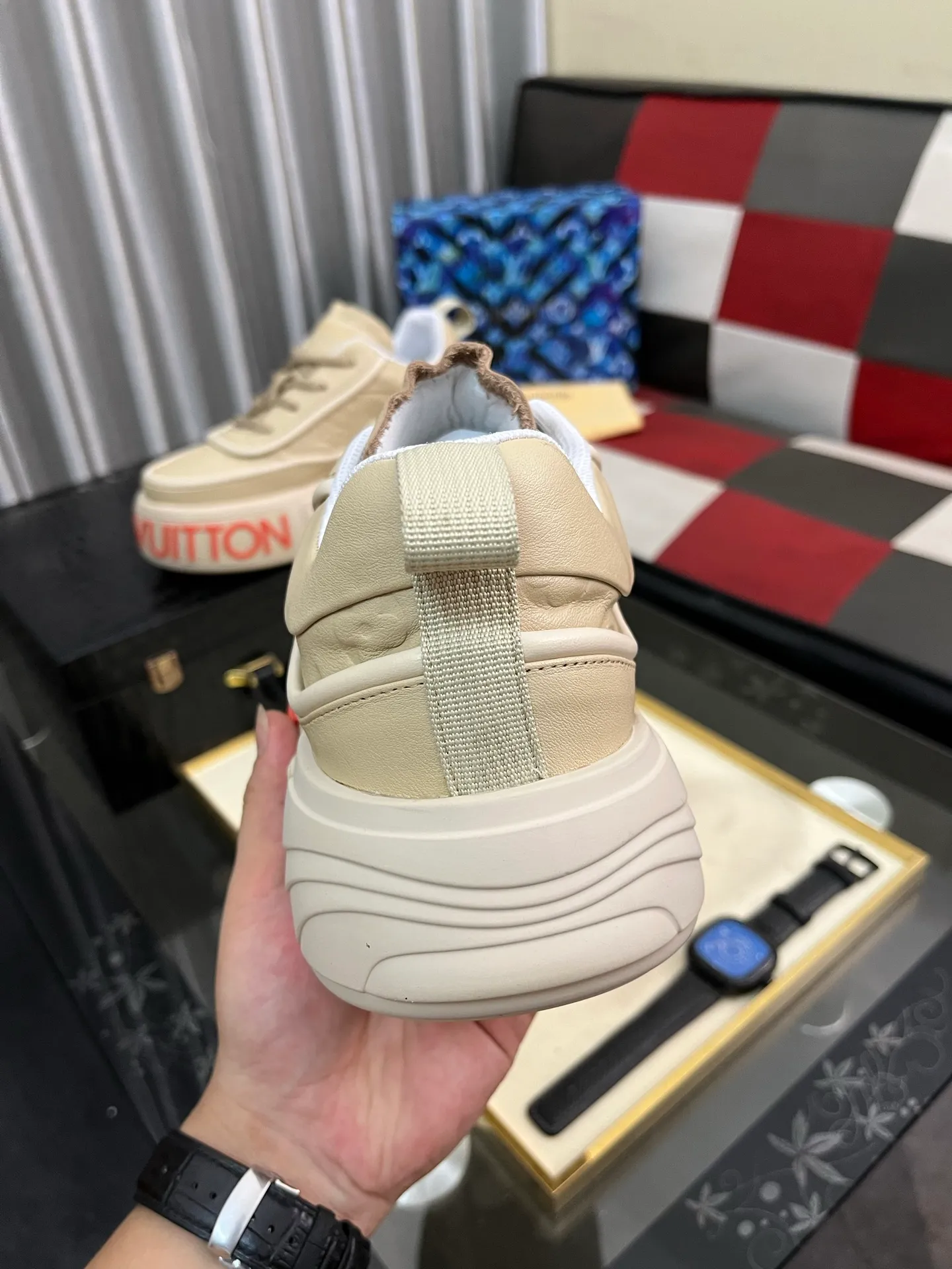 Men's shoes 💰560⌚️⌚️【LOUlS VUlTTON】Louis Vuitton ~ unique and casual style. LV counter purchasing 🏃casual shoes😍😍 Men's 2025 counters are on sale simultaneously, Italian imported brands select first-layer Italian cowhide. Cowhide leather lining (refuses to discolor and grind feet) Code number: 38-44 4⃣️colors available